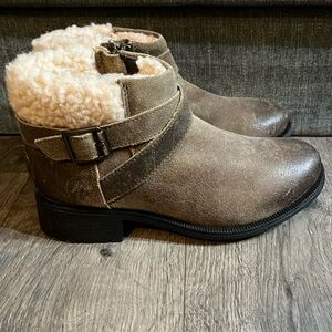 UGG Benson ankle booties in size 6